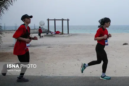 تصاویری از مسابقه جنجالی دوی ماراتن زنان و مردان در کیش