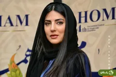 (عکس) «هلیا امامی» با استایل شیک مخملی و رنگ سورمه‌ای در اختتامیه جشنواره همام