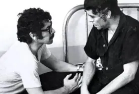 (عکس)  «بهروز وثوقی و فرامرز قریبیان» در نشست خبری فیلم گوزن ها؛ سال 53