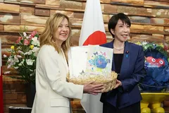 (ویدئو) نخست وزیر ژاپن جورجیا ملونی را با کیک تولد ۴۹ سالگی غافلگیر کرد