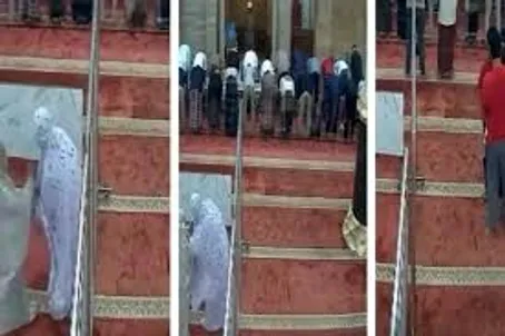 (ویدئو) اقدام عجیب دو دختر هنگام اقامه نماز در مسجد حادثه آفرید