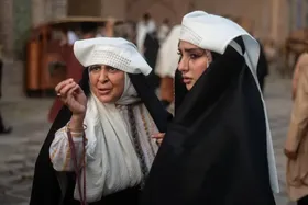 (عکس) بهنوش بختیاری و مرجانه گلچین، دایه و دده در پشت صحنه سریال بامداد خمار