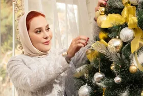 (عکس) استایل جدید آرام جعفری در کنار درخت کریسمس