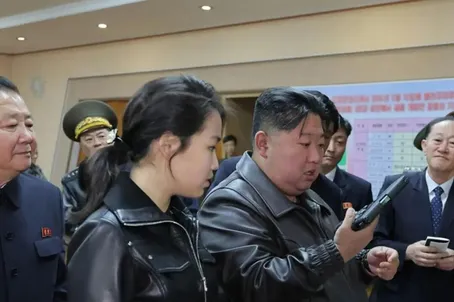 (عکس) تمرین تیراندازی کیم جونگ اون و دخترش با تپانچه جدید