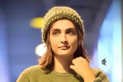 (عکس) استایل جذاب و پاییزی الناز ملک در حاشیه نمایش «خندیدن زیر مشت و لگد»