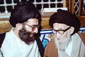 عکس | تونل زمان؛ «رهبر انقلاب در کنار مادرشان خدیجه میردامادی»؛ دهه ۶۰