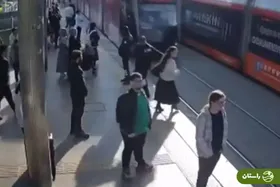 (ویدئو) لحظه نفسگیر نجات دختر جوان از له شدن زیر قطار