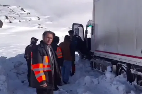 (ویدئو) نجات معجزه‌آسای راننده‌ای که ۶ روز در برف گیر کرده بود