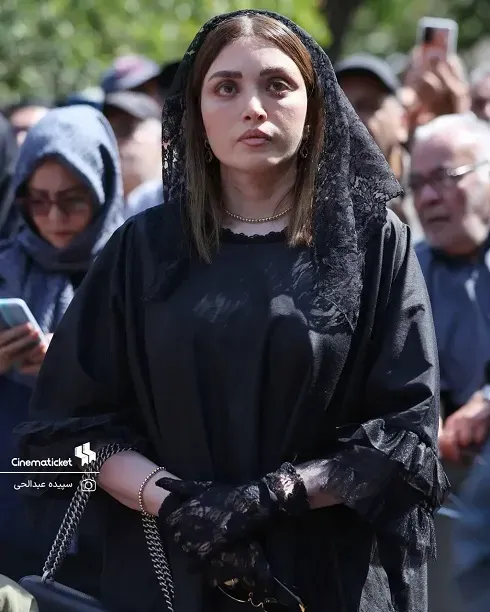 بهنوش طباطبایی در مراسم تشییع اکبر عبدی