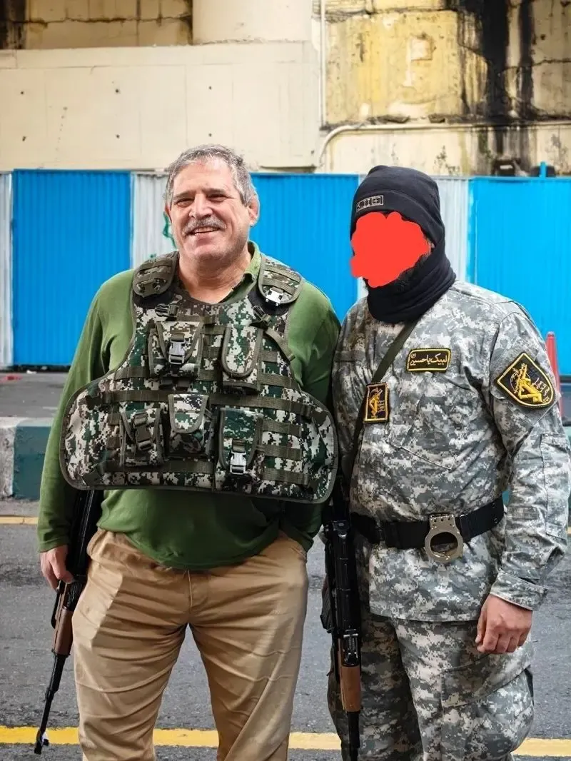 عباس جدیدی با کلاشینکف در ایست بازرسی