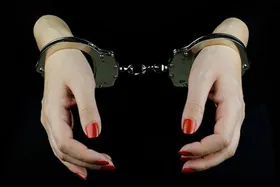 کشتار هولناک خانواده تهرانی به دست دختر ۱۸ ساله و دوست صمیمی‌اش | پدر چطور جان به در برد؟