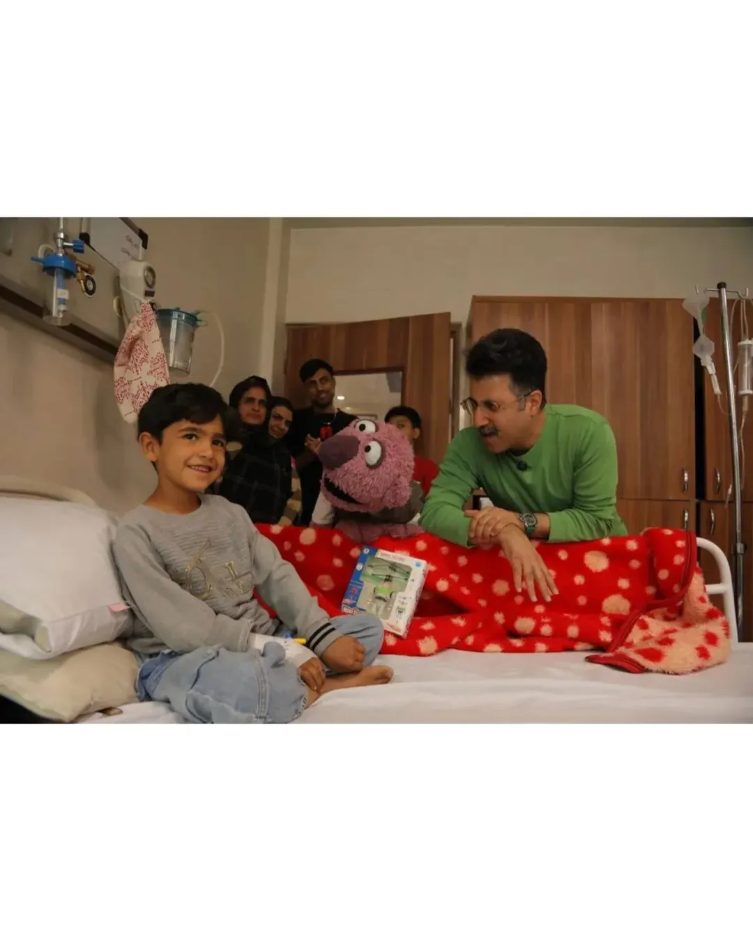 دیدار جناب خان و هومن حاج عبداللهی با کودکان مجروح دیدار جناب خان و هومن حاج عبداللهی با کودکان مجروح