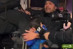 ویدئو | گریه دلخراش هوادار نوجوان استقلال در آغوش رامین رضائیان