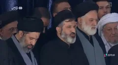 فیلمی از حضور سید مصطفی، سید میثم و سید مسعود خامنه‌ای در مراسم اقامه نماز بر پیکر رهبر شهید