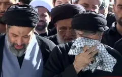 اقامه نماز بر پیکر رهبر شهید انقلاب و خانواده ایشان؛ حضور فرزندان رهبر شهید