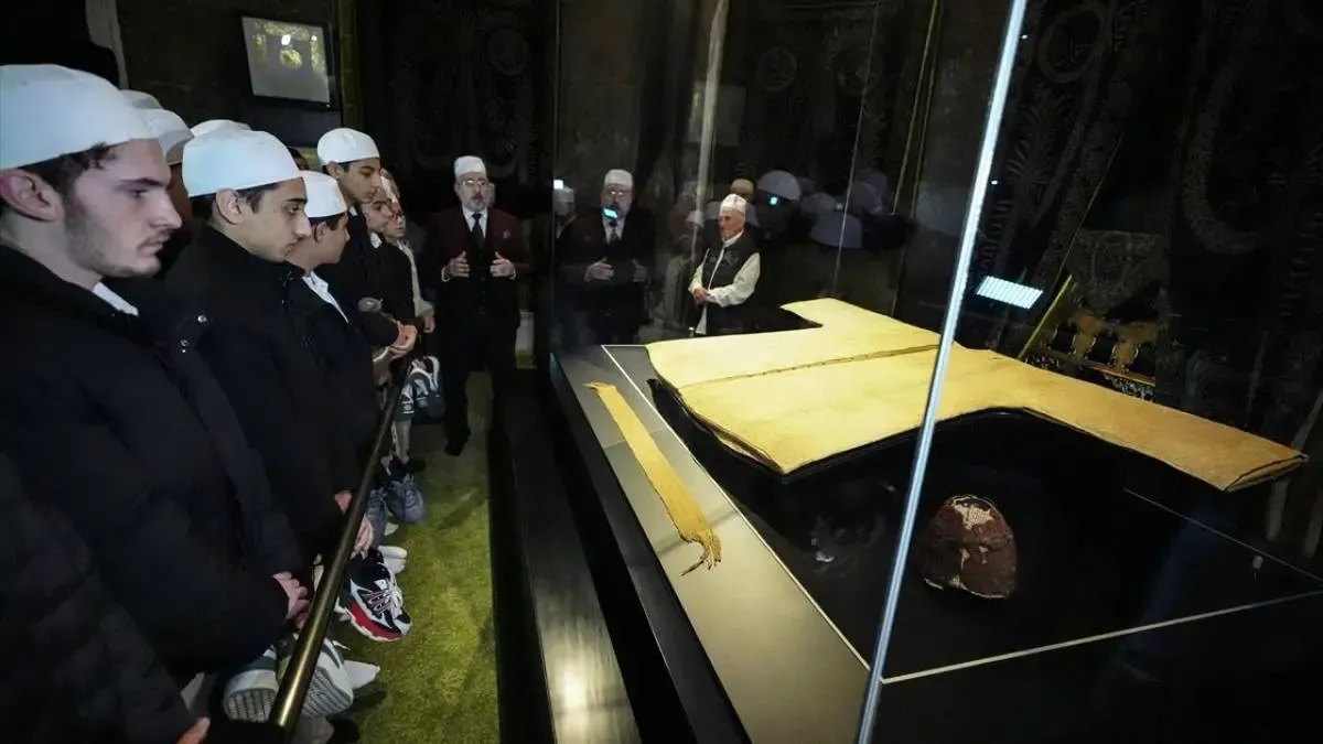 تصاویر؛ نمایش خرقه‌ای که منسوب به پیامبر است