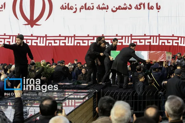 خاکسپاری پیکر شهید علی شمخانی در امامزاده صالح (ع)