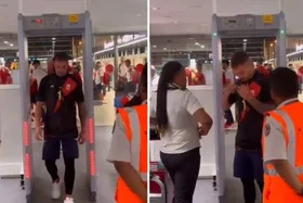 عکس‌ | پز دادن با طلا؛ گلر اسپانیا فرودگاه را به هم ریخت!