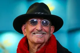 (ویدئو) فرهاد آئیش: مثل عقده‌ای‌ها فامیلی‌ام را تغییر دادم! | آئیش یعنی چی؟