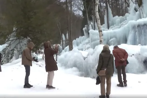 (ویدئو) خلق جنگل یخی در یک اقامتگاه کوهستانی