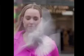 (ویدئو) مجری زن در پخش زنده با عجیب‌‌ترین حادثه مواجه شد