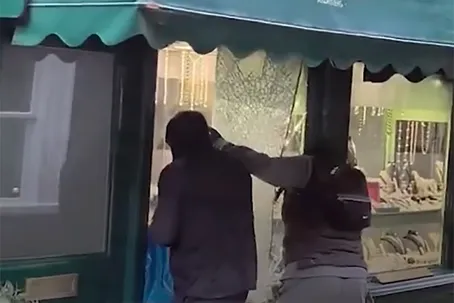 (ویدئو) سرقت عجیب در روز روشن از یک طلافروشی در لندن
