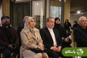 حضور جنجالی عراقچی و همسر جوانش در یک نمایشگاه + تصاویر