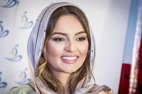 (عکس) تونل زمان؛ نیلوفر پارسا و آزاده زارعی در پشت صحنه سریال تلویزیونی آوای باران؛ سال ۹۲