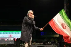 ویدئو؛ حضور غیرمنتظره قیصر خواننده لس‌آنجلسی در راهپیمایی عید غدیر تهران
