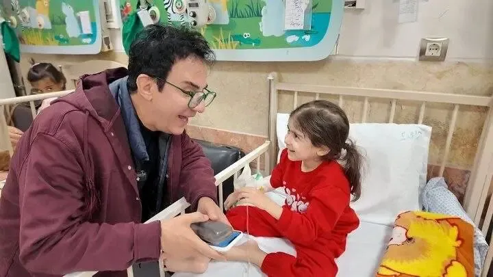 عیادت عموپورنگ از کودکان مجروح در جنگ