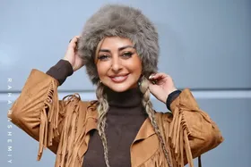 (عکس) تیپ نفیسه روشن با کلاه روسی و لباس سرخپوستی در اکران مردمی فیلم سینمایی شاه نقش