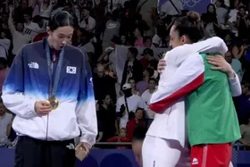 (ویدئو) صحنه‌ای تاریخی که تلویزیون ایران سانسور کرد؛ ناهید و کیمیا در آغوش یکدیگر