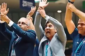 جدال لفظی وحید شمسایی با عادل فردوسی‌پور؛ آقای شمسایی به چه کسی ربط دارد؟ + ویدئو