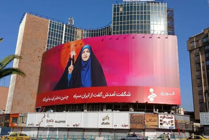 تصویر محسن چاوشی در کنار علی شریعتی و جهان پهلوان تختی روی دیوارنگاره ولیعصر