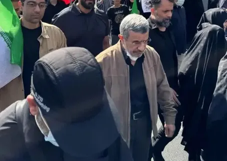 محمود احمدی‌نژاد بعد از ۴ ماه آفتابی شد؛ عکس جدید او را ببینید!