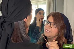 ویدئویی دیدنی از مراحل آماده‌سازی پریناز ایزدیار برای فتوکال فیلم «زن و بچه» در فستیوال کن توسط مادر همسر سردار آزمون