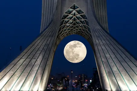 شامگاه فردا ۱۳ دی طلوع اَبَرماه گرگ؛ درخشان‌ترین ماه کامل سال در راه است