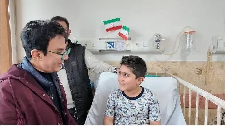 عیادت عموپورنگ از کودکان مجروح در جنگ