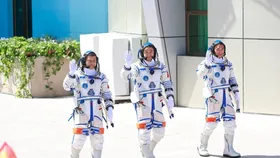 سه چینی در فضا گیر افتاده‌اند!