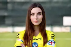 کمک‌داور زن جوان توجه‌ها را به لیگ‌های پایین فوتبال ایتالیا جلب کرد