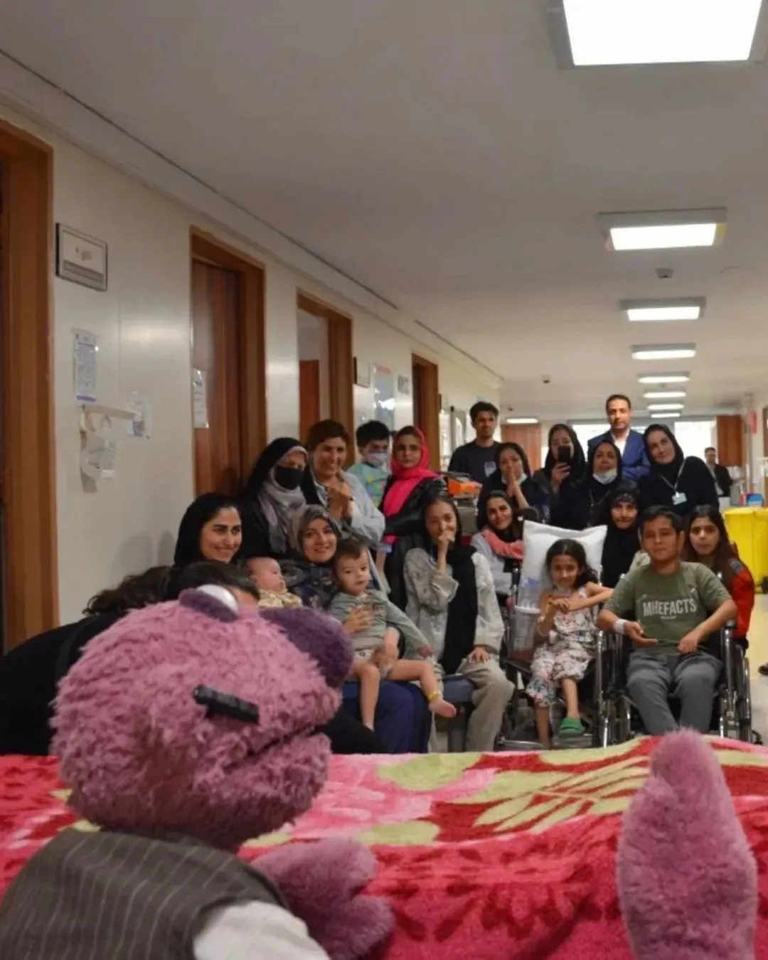 دیدار جناب خان و هومن حاج عبداللهی با کودکان مجروح دیدار جناب خان و هومن حاج عبداللهی با کودکان مجروح