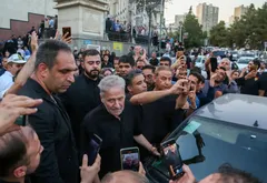 تلخ‌تر از یک وداع؛ هجوم برای سلفی با بازیگران در مراسم اکبر عبدی جنجالی شد