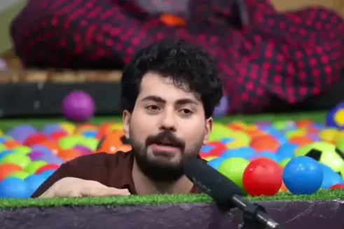 (ویدئو) پرش ناگهانی مجری شبکه ۳ در استخر حین اجرای برنامه!