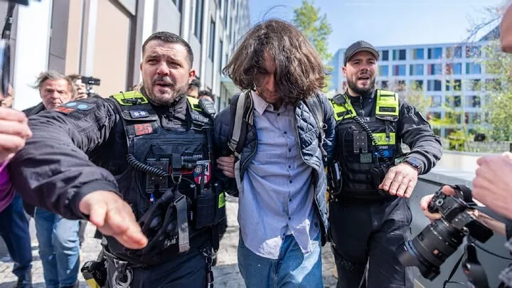 حمله با سس گوجه به رضا پهلوی