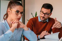 بر اساس اصول روانشناسی این ۷ موقعیت افراد درونگرا را آزار می‌دهد