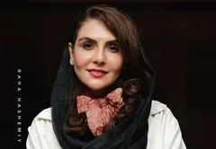 (عکس) استایل رسمی و شیک شیوا مکی‌نیان؛ کت سفید و عینک آویزان در یک رویداد هنری