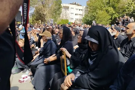 (تصاویر) کدام بازیگران مشهور در مراسم تشییع اکبر عبدی حضور داشتند؟