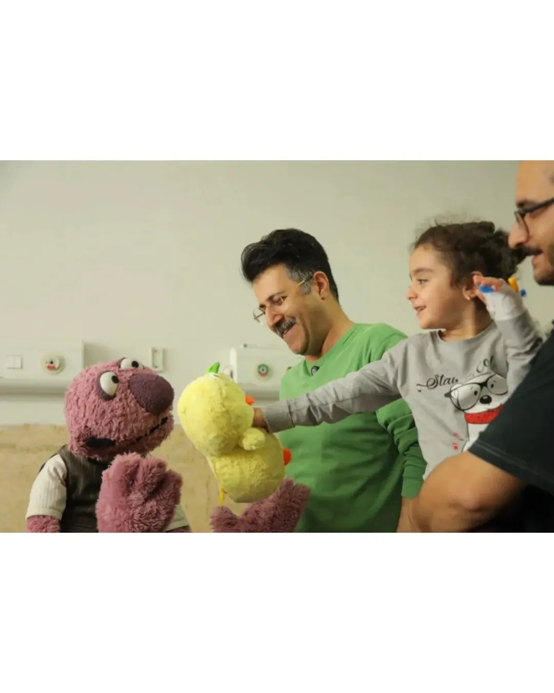 دیدار جناب خان و هومن حاج عبداللهی با کودکان مجروح دیدار جناب خان و هومن حاج عبداللهی با کودکان مجروح