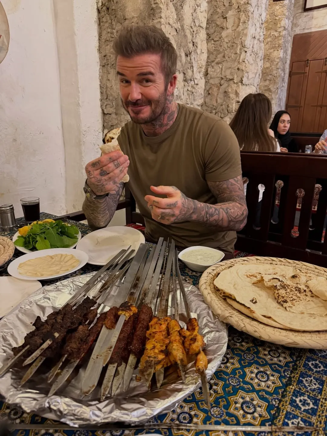 نان پختن دیوید بکام در رستوران ایرانی