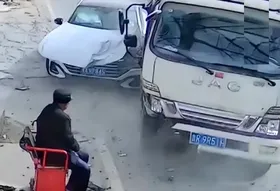 (ویدئو) پیرمرد خوش‌شانس از تصادف جان سالم به در برد